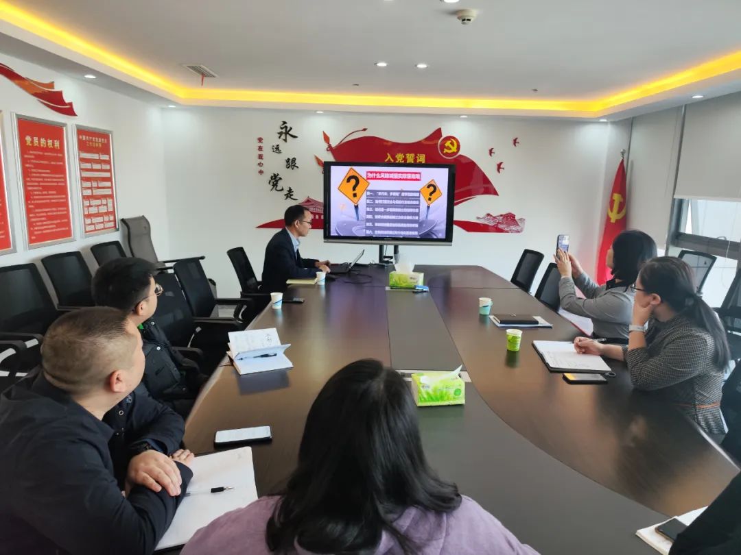 安環(huán)家受邀參加河南省保險(xiǎn)行業(yè)協(xié)會(huì)“風(fēng)險(xiǎn)減量及安責(zé)險(xiǎn)事故預(yù)防”專(zhuān)題會(huì)議